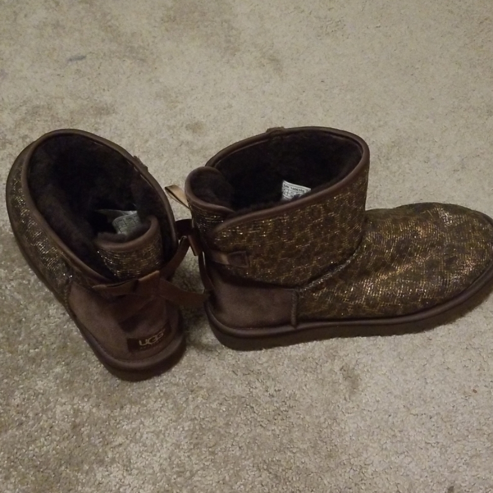 UGG CHEETAH PRINT 8.5 BOOTS